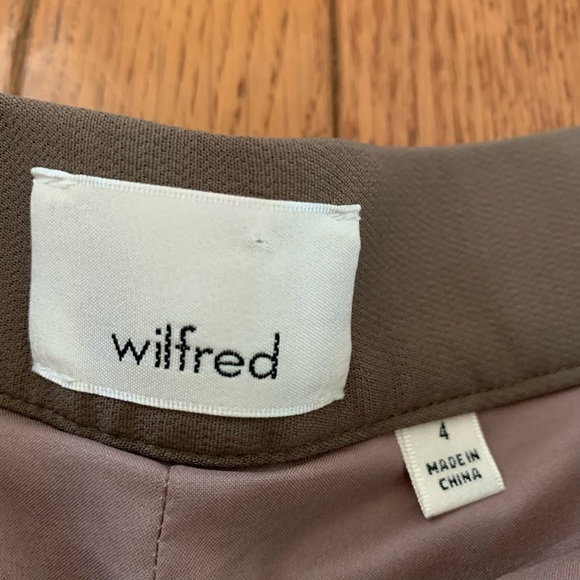 Aritzia Scalloped Shorts - Picture 4 of 4